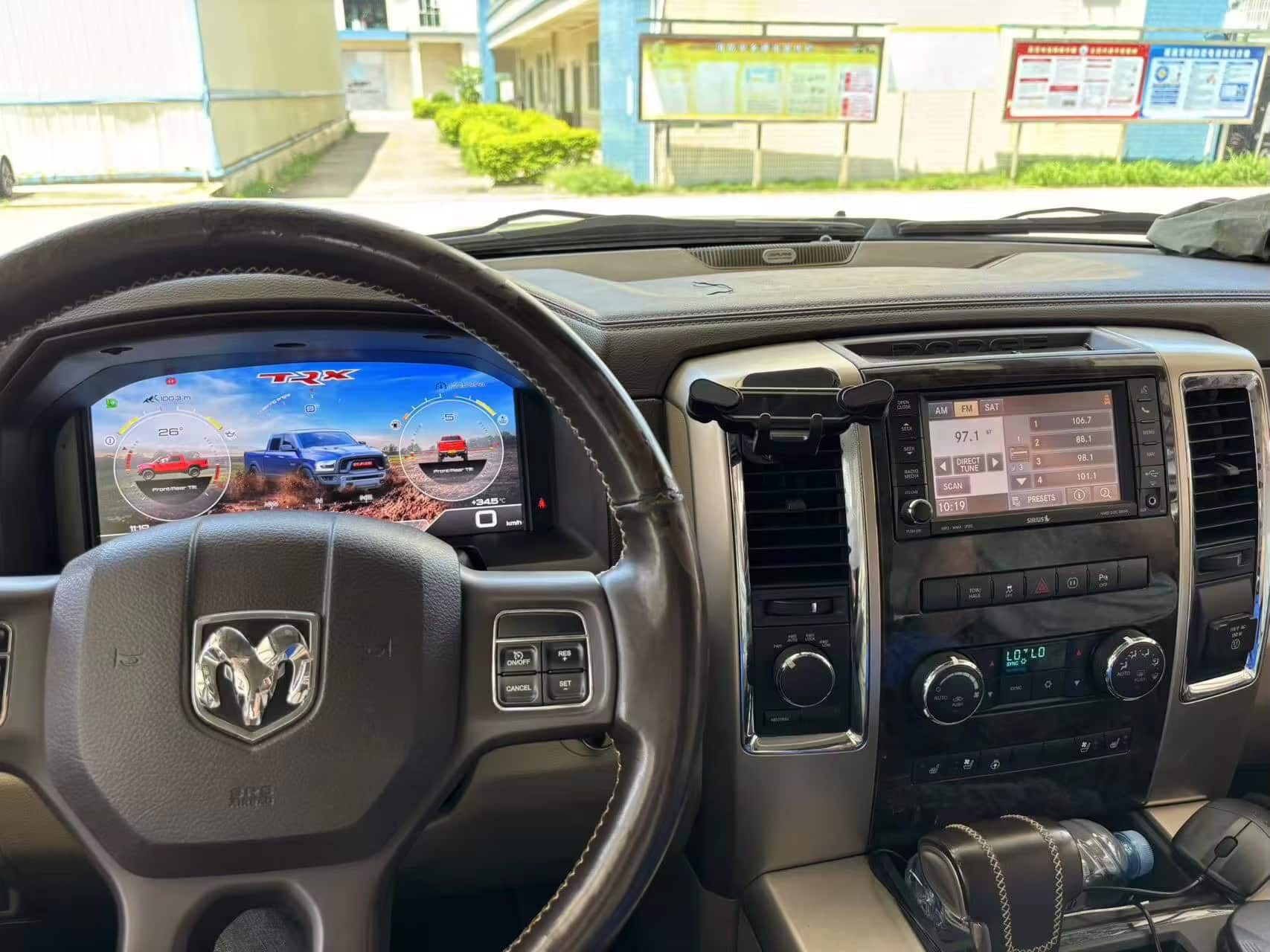 Nâng cấp bảng điều khiển kỹ thuật số cho Dodge Ram