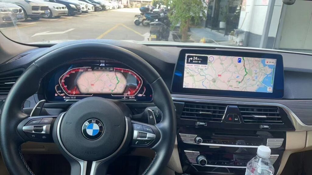 Cụm đồng hồ kỹ thuật số BMW F32 lắp đặt tại vị trí taplo nguyên bản