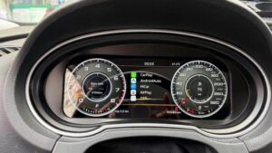 Cụm đồng hồ kỹ thuật số được lắp đặt trong Audi A3 8V với menu CarPlay